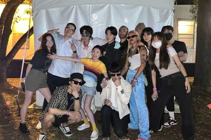 GiGi_Min0309's tweet photo. #HOBI PUBLICÓ FOTOS CON BECKY G, CON SUS BAILARINES Y SUS AMIGOS, AMO LO TAN FELIZ QUE SE VE, TE AMAMOS MUCHO HOBI.💜✨
#HOBIPALOOZA #JackInTheBox #JHOPE #Lollapaloozajhope
#HopeInTheStage #ARMY #JIMIN #BurnTheStageDown #HOSEOK #jhopeAtLollapalooza @BTS_twt https://t.co/01m04t4Jnu