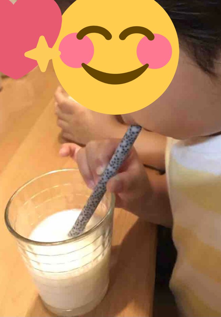 toyosukodomo's tweet photo. 明日はお弁当プラスみんな大好き”クイックミルク”スティックをひとり一袋プレゼントします。好きなフレーバーを選んでひとつお持ち下さい。
写真のように、ハサミで両端を切らずにそのまま牛乳の中にINして飲みます。
#夏休み毎日早起きこども食堂
#quickmilk https://t.co/BSn44Mwk3v