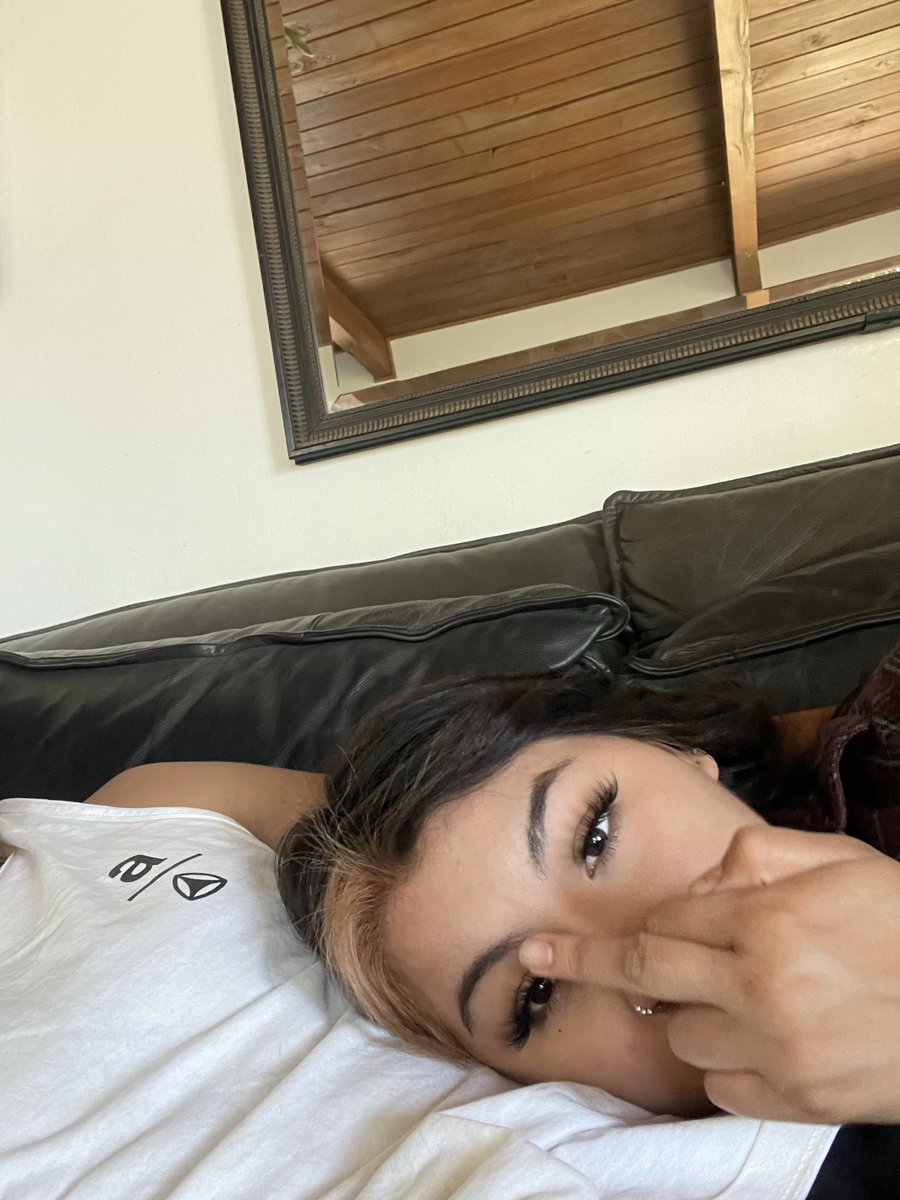 jorgeez_'s tweet photo. Happy national girlfriend’s day my precious 🫶🏽 thanks for brightening up my life and being awesome 💛 @ohnomarsg p.s. everyday is your day 😬😚 https://t.co/otRHeHPxWZ