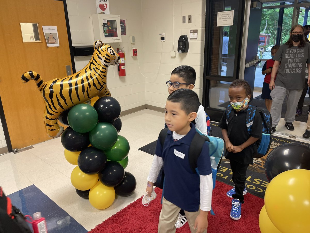 LynairMiller's tweet photo. Our @APSPeytonForest 🐯’s stepped out on the red carpet ready to start another amazing school year! @PruittQuentina @EFLULeads #thepeytonway #wecanwewill https://t.co/eAebKsmppW