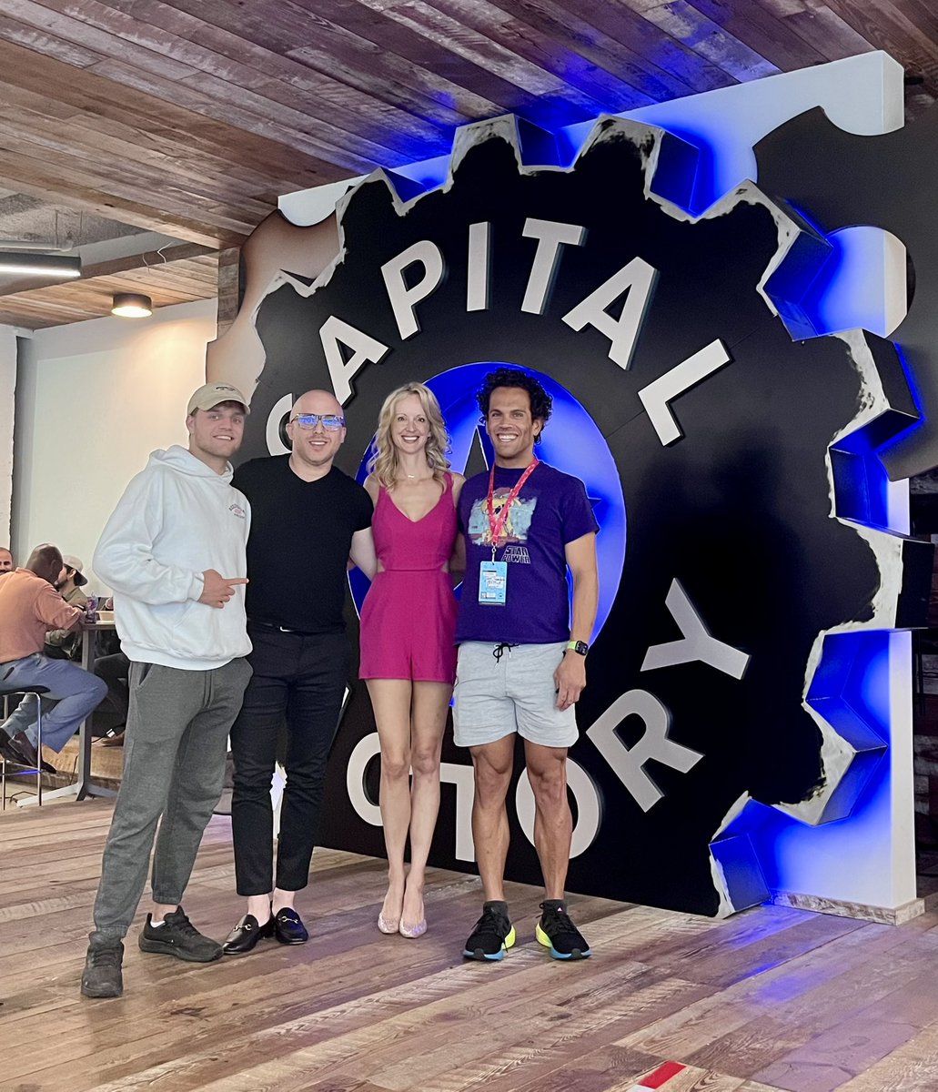 TrishaBaxter19's tweet image. #amazingly #startupbus #thinkinsidethebus #California