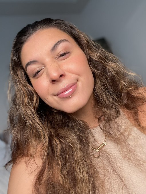 Gotta love some glossy lips https://t.co/JCVCbmoElL