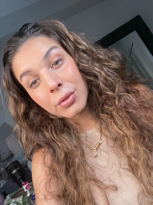 Gotta love some glossy lips https://t.co/JCVCbmoElL