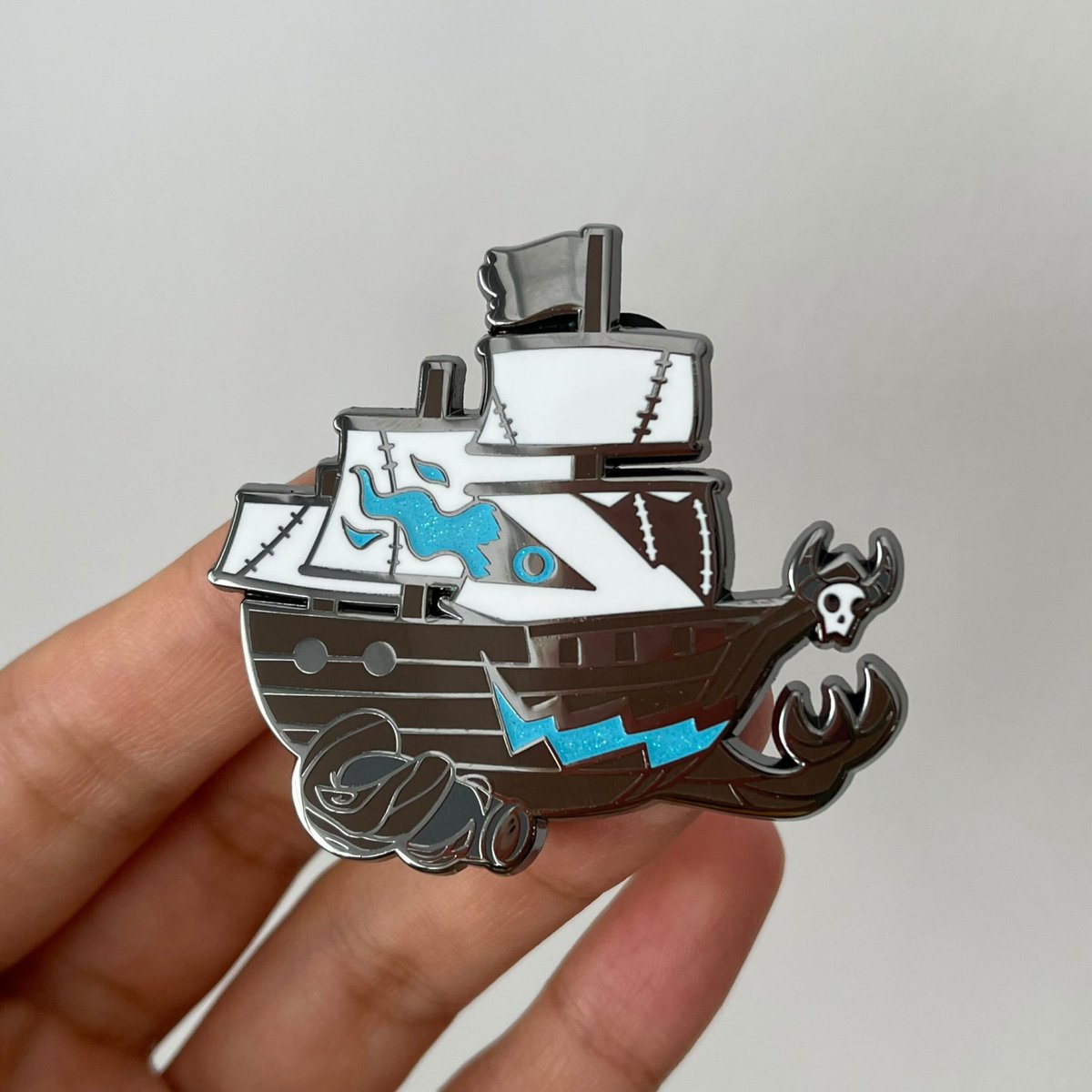 Kesswylie's tweet image. Oh so you want a cool Captain Boat Pin at @Gen_Con you say? Probably should stop by Booth #1736 to get one 👀