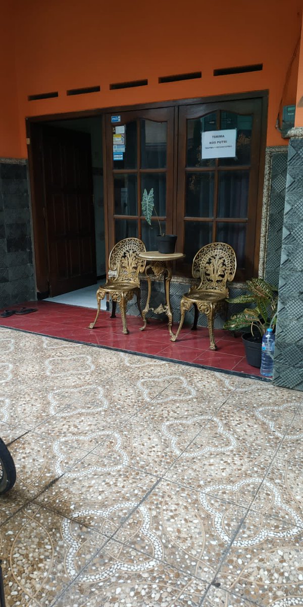 ritata3__'s tweet photo. Terus di chat saya nawarin kost an setahun 3 juta per orang. Dia kirim foto ini dan bodohnya saya langsung percaya, pas tak tanya nomor wa nya kata dia gak punya nomor wa. Saya di situ udah mulai curiga😭 tapi kara waktu memet dan iming2 harga yang murah akhirnya saya bayar dm https://t.co/T4ZKcFc0EV