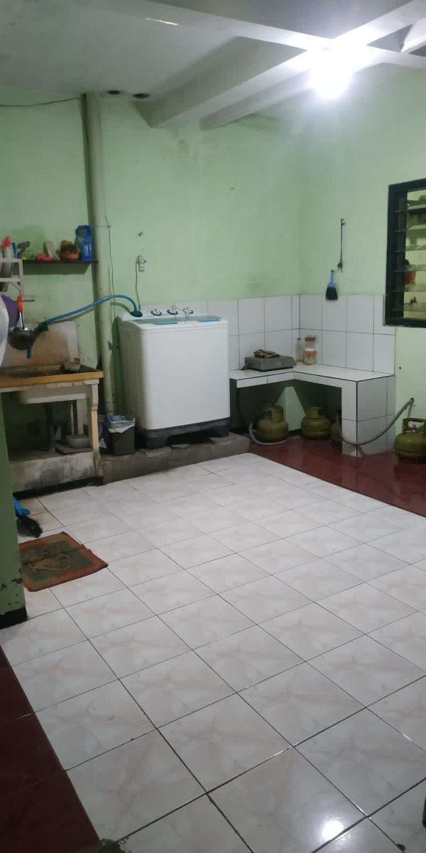 ritata3__'s tweet photo. Terus di chat saya nawarin kost an setahun 3 juta per orang. Dia kirim foto ini dan bodohnya saya langsung percaya, pas tak tanya nomor wa nya kata dia gak punya nomor wa. Saya di situ udah mulai curiga😭 tapi kara waktu memet dan iming2 harga yang murah akhirnya saya bayar dm https://t.co/T4ZKcFc0EV
