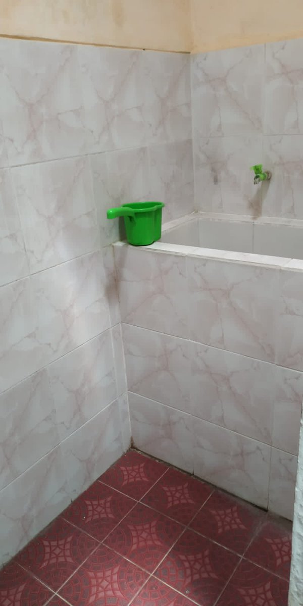 ritata3__'s tweet photo. Terus di chat saya nawarin kost an setahun 3 juta per orang. Dia kirim foto ini dan bodohnya saya langsung percaya, pas tak tanya nomor wa nya kata dia gak punya nomor wa. Saya di situ udah mulai curiga😭 tapi kara waktu memet dan iming2 harga yang murah akhirnya saya bayar dm https://t.co/T4ZKcFc0EV