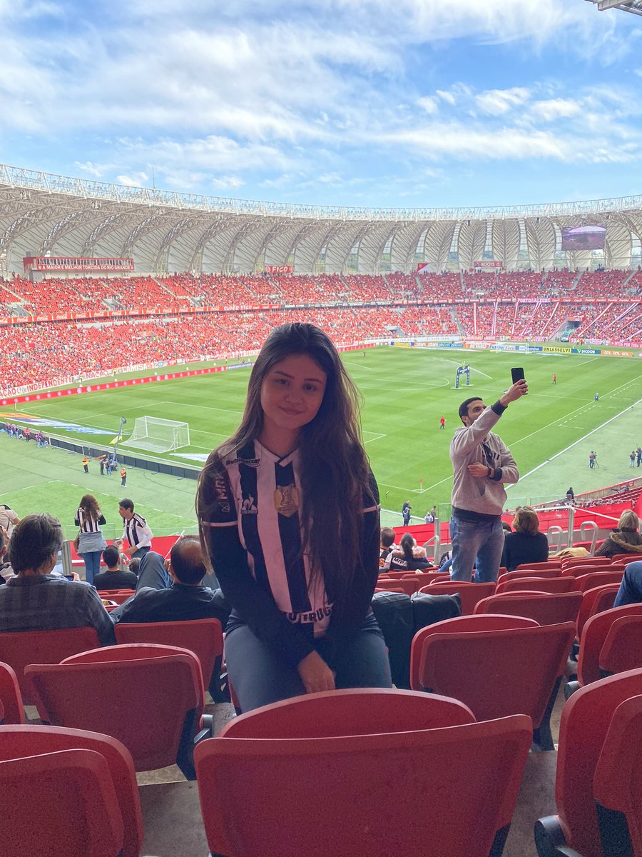 alguém tira esse cara lá de trás que estragou minha foto por favor