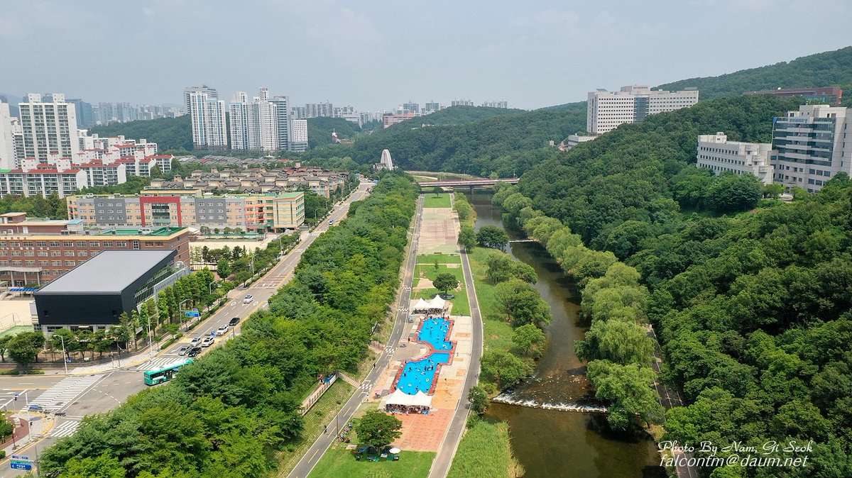 falcontm65's tweet image. 2022.07.10 탄천 구미 물놀이장에서...

탄천 구미동 물놀이장에서 드론을 띄워 촬영해 보았다.
 #성남시 #분당구 #구미동 #물놀이장