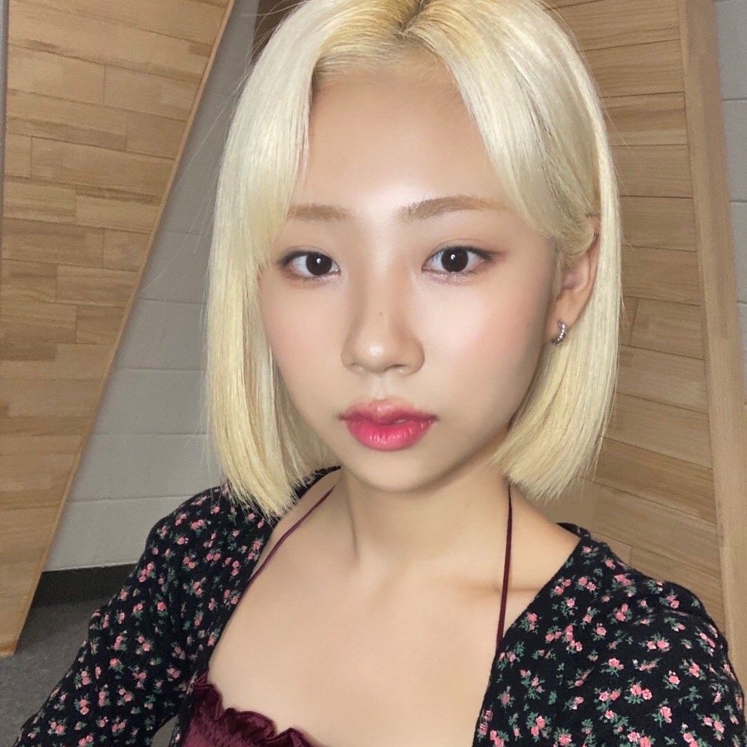 DOSlEFILM's tweet photo. DOSIE FROM PURPLE KISS slaying all those hairstyles, so when are we getting her with long-haired, blonde &amp; bangless? 😩 https://t.co/GhPoDLFvkl