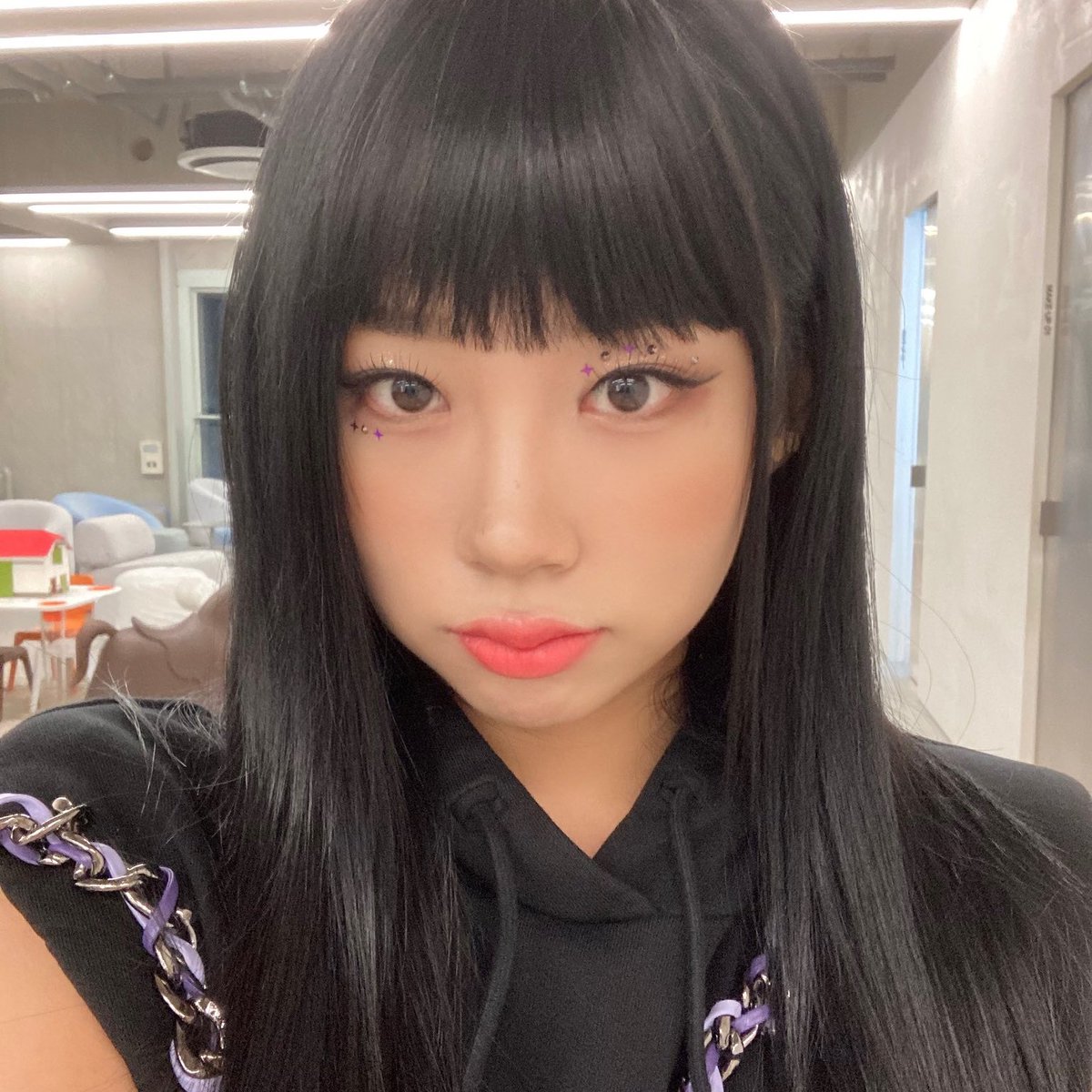 DOSlEFILM's tweet photo. DOSIE FROM PURPLE KISS slaying all those hairstyles, so when are we getting her with long-haired, blonde &amp; bangless? 😩 https://t.co/GhPoDLFvkl