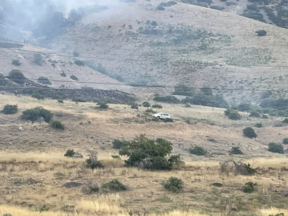 JeremyHarrisTV's tweet photo. Neighbors tell me this white car was here when the fire started. Possibly the suspect’s car. I’m told the guy who started the fire is currently being booked, he apparently told police he was trying to “burn a spider” https://t.co/CkIV1Q9VBt @KUTV2News #SpringvilleFire https://t.co/0Vw7FI92Sh