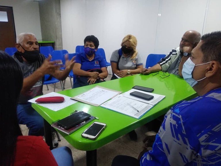 #1Ago El equipo del <a href="/gobiernodelara/">gobiernodelara</a> y la Zona Educativa escucharon propuestas de los gremios sindicales de maestros que hacen vida en Lara, en aras de darle respuesta mediante los organismos competentes a sus requerimientos.