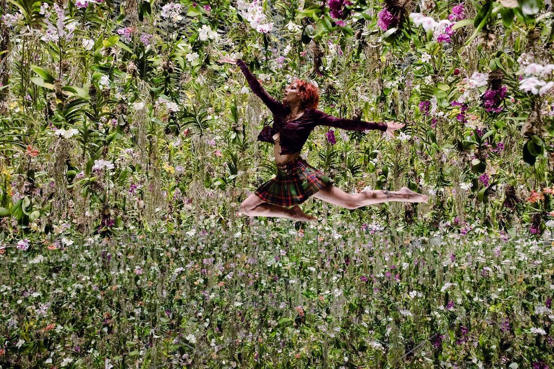 halseychile's tweet photo. Halsey vía instagram:

"Las hadas existen y lo sé porque soy una 🧚‍♀️ ¡Estas fotos no son photoshop! @DonsLens capturó algunos momentos increíbles en el jardín flotante de @teamLabPlanets 🌾" https://t.co/ewb4onjD1j