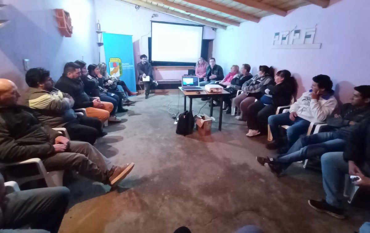 PartidoJustici5's tweet photo. 🔹En el día de hoy, integrantes del Consejo Departamental, se reunieron con compañeras/os de #LasParedes en dos diferentes lugares del distrito, donde se acordó seguir trabajando en diversas inquietudes y proyectos para la zona. https://t.co/wTTsFPEbrE