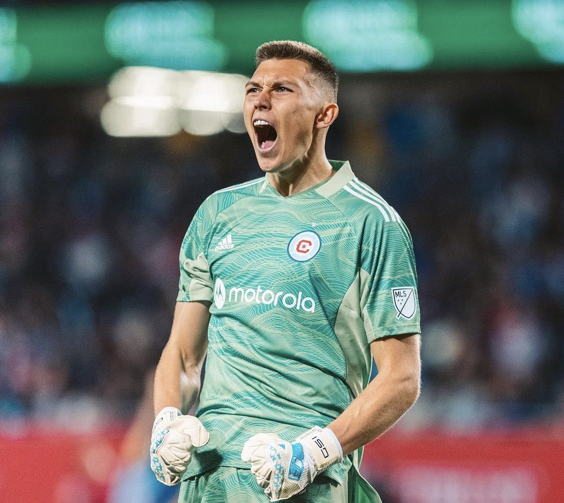 FabrizioRomano's tweet photo. Gabriel Slonina has just signed the contract with Chelsea after medical on Monday - finally sealed between clubs/player. ✅🔵🇺🇸 #CFC

▫️ Contract valid until June 2028, six year deal;

▫️ Slonina will stay at Chicago Fire on loan;

▫️ $15m add ons included.

Here we go confirmed. https://t.co/rZevNmuZB6