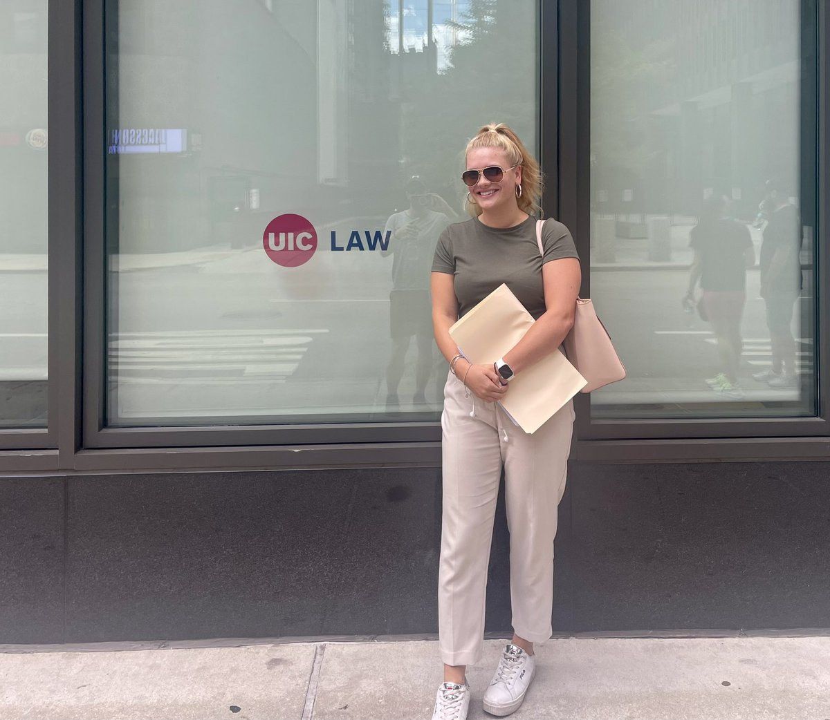 constancechron's tweet image. I finished my externship at the @UICLaw_ProBono in 7 short weeks, w 8 clients, many petitions, motions, letters &amp;amp; memo’s! Here’s to starting 2L with more experience &amp;amp; gratitude for having helped those who needed it most. 

Ft. me going to file for the 1st time at the Daley Center