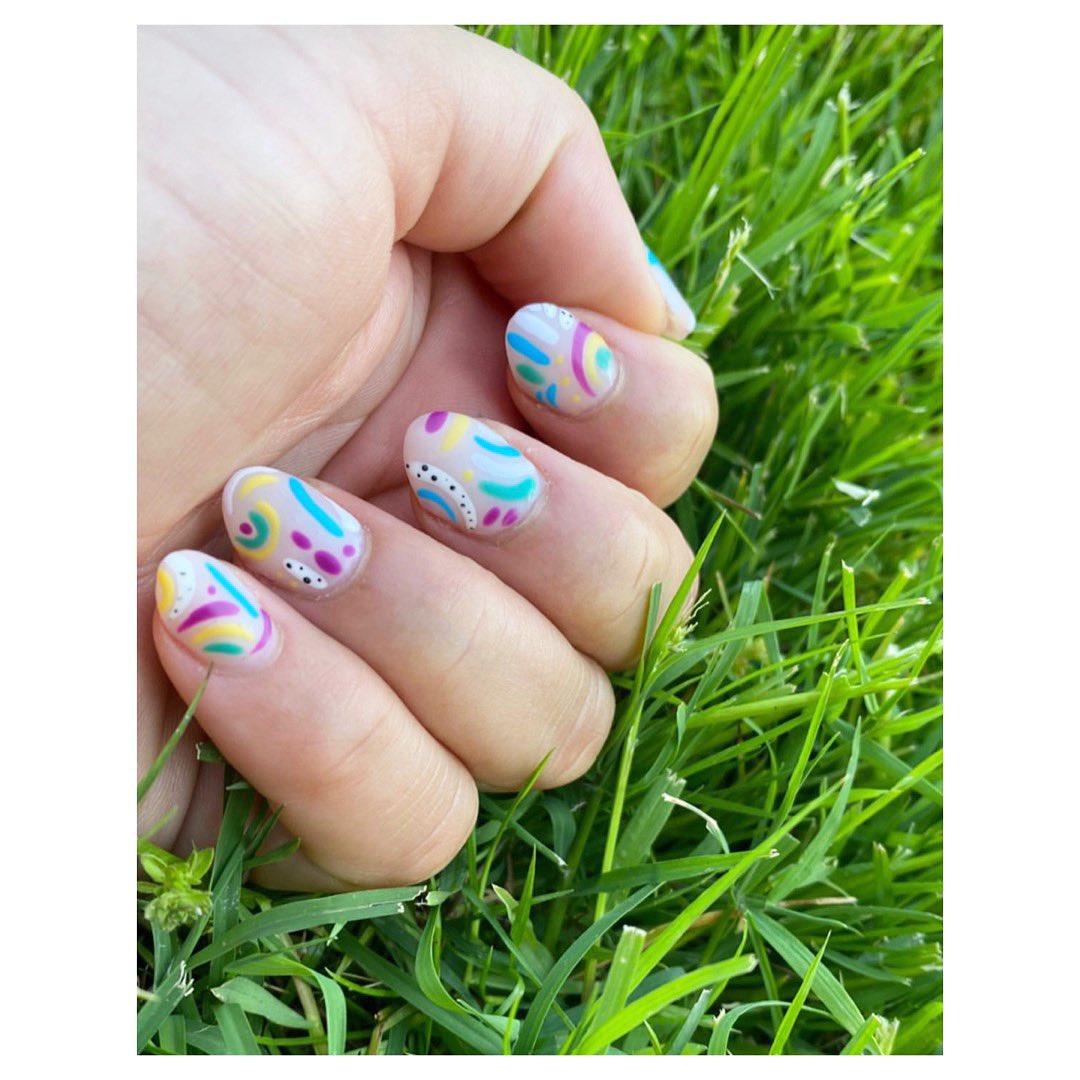 ✨💅🏻 ℝ𝕖𝕝𝕒𝕩𝕚𝕟𝕘 𝕠𝕟 𝕥𝕙𝕖 𝕘𝕣𝕒𝕤𝕤 🍃

#artbystelladh #nails #art #artwork #nailart #nature #nyc #summernails  #newyork #newyorkcity #ネイル #ネイリスト #ネイルアート
