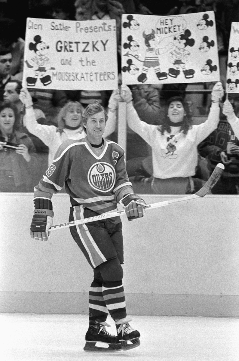 hockey_samurai's tweet image. Gretzky returns to New Jersey after his comments about the New Jersey Devils being a Mickey Mouse organization - he's confronted by a couple of Jersey's finest. #NJDevils