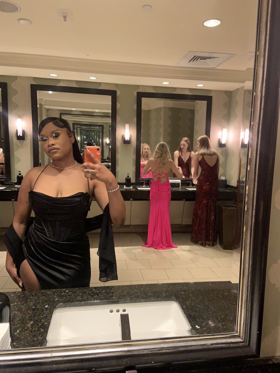 1603k_'s tweet photo. #promthrowback i looked so good😩 https://t.co/OsmHMfYo4w
