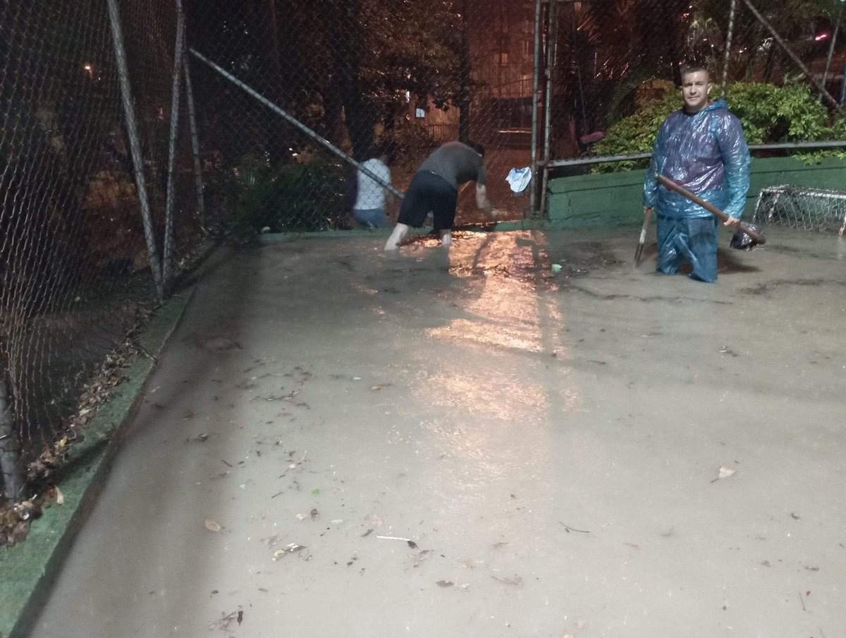 JuanJoLargo's tweet photo. Cuando hay lluvia en Medellin, ni "el barrio" de @QuinteroCalle se salva de la falta de mantenimiento. La comunidad en El Tricentenario a esta hora intenta arreglar y evitar una inundación mayor en los bloques. https://t.co/vJXzNHtGuR