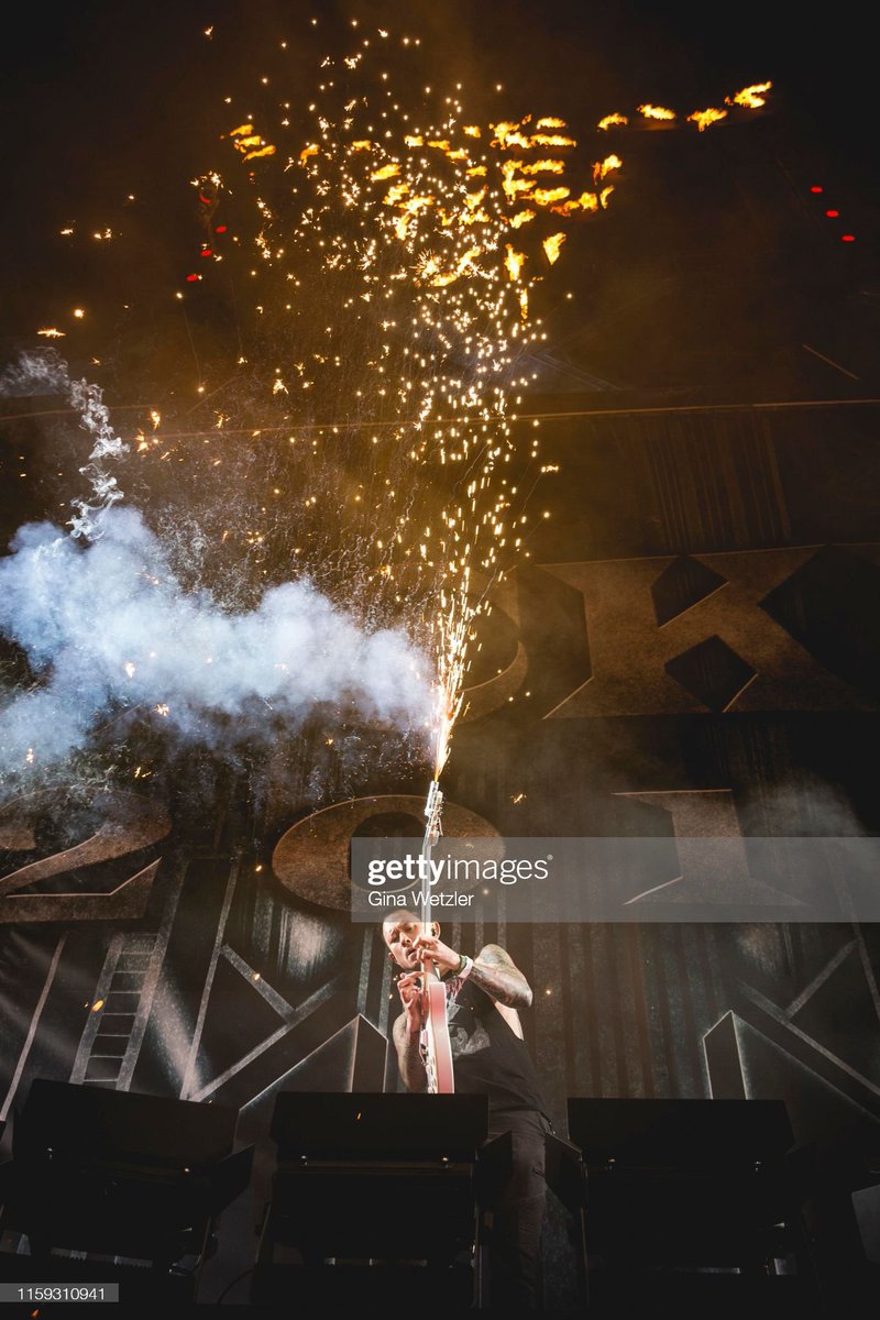 matthewkheafy's tweet image. Please write a story for what’s happening in these images. 

#mattheafy #memememkh