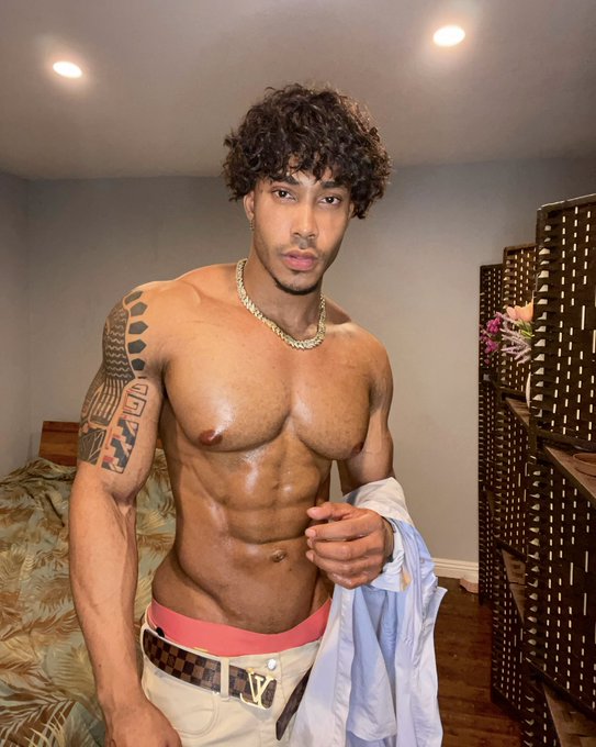 Your bed be feeling lonely? So you sleeping in mine😏 https://t.co/VYOcX3Cj7r<a href="/tag/eiffeltower"class="tags"><span>#eiffeltower</span></a><a href="/tag/anaconda"class="tags"><span>#anaconda</span></a>