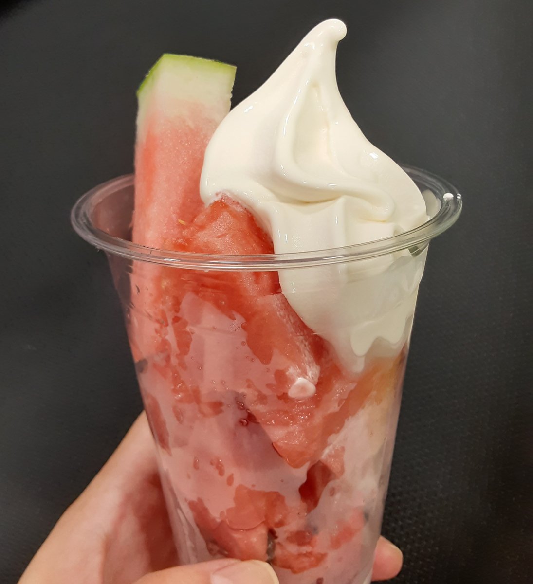 IwateGingaPlaza's tweet photo. 🍦ソフトクリームコーナー🍦数量限定‼️期間限定‼️
🍉滝沢スイカソフト🍉販売中です✨
みずみずしく甘いシャリシャリスイカと小岩井ソフトのクリーミーさがベストマッチ😋毎年ご好評いただいているこの時期だけのスペシャルなメニューです‼️
#いわて銀河プラザ #岩手県 #滝沢市 #滝沢スイカ https://t.co/eZ3xedk70v