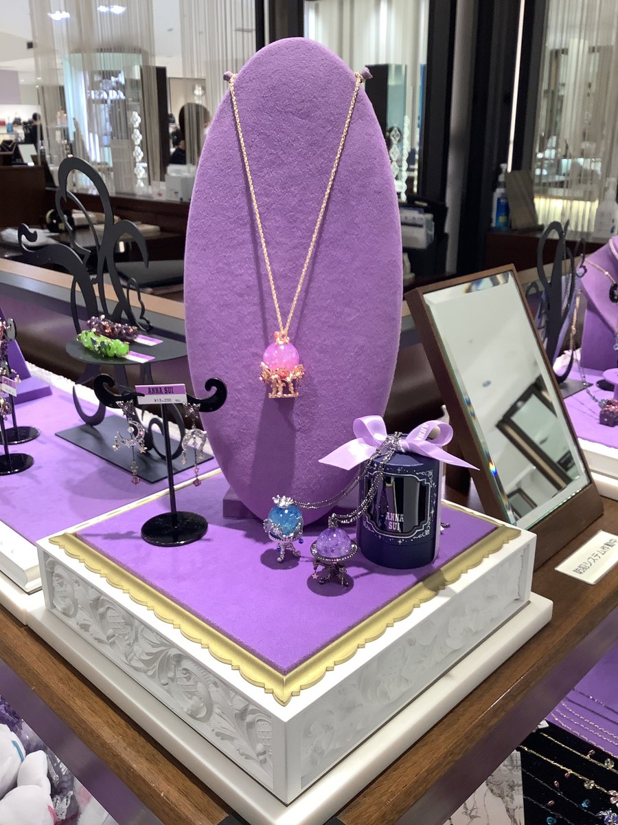 伊勢丹新宿店よりFALL限定品のご紹介です。水晶玉風のネックレスは未来