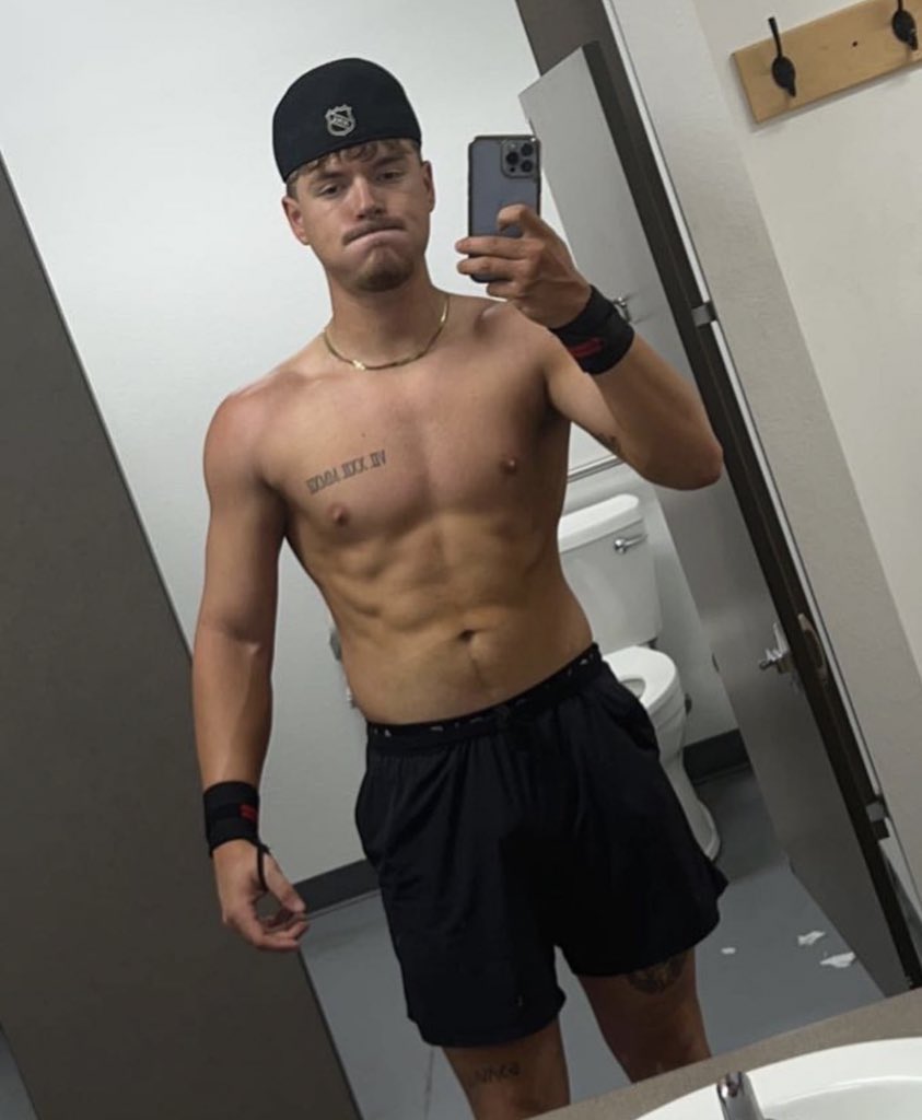 tracijb95's tweet photo. The son we got back from college…👈🏼
What he became over the summer!!! 💪🏼👉🏼 https://t.co/7Cvqwwl0C4