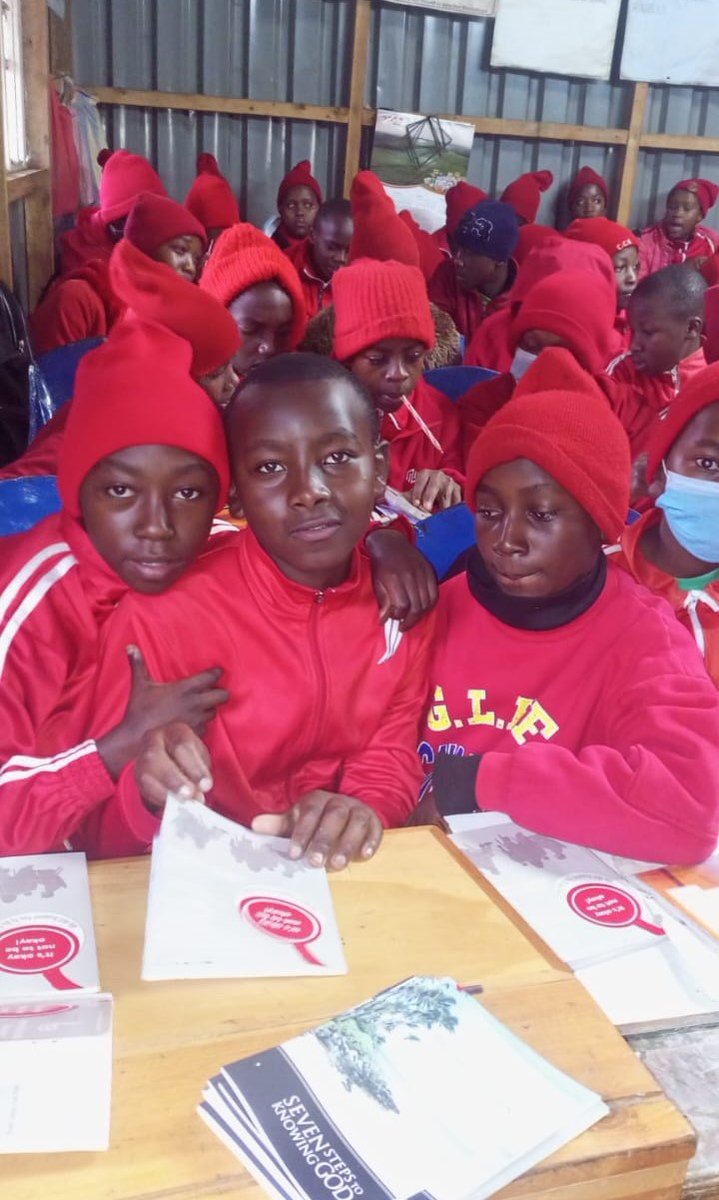 su_kenya's tweet photo. #childrenfirst #mentalhealthmatters
These #children pose for this photo at Janet School, #Limuru, #Kiambu County, during their #mentalhealth "Causes &amp; Triggers of Mental Unwellness" session.
The school is the 5th during the third wave of #mentalhealthawareness in #Limuru,.. https://t.co/B6BNXpd1zk