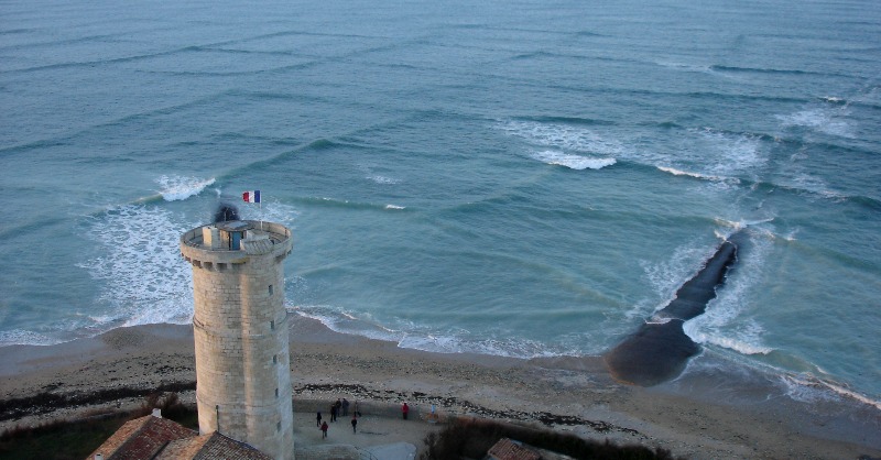 surfertoday's tweet photo. A cross sea is a strange yet dangerous phenomenon that creates a square-shaped wave pattern near the shore. Square waves are rare but might appear anywhere.
#squarewaves #squarewave #crosssea #crossseas #swell #waves #surfscience #oceanography #surf #surfing