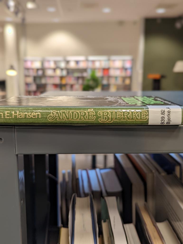 LarsJunge's tweet photo. André Bjerke biografi fra 1985 med #strangethings font. De stjeler som ravner i Hollywood. https://t.co/lmHQYAJXMt
