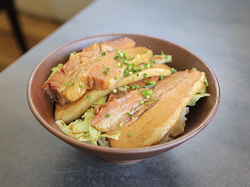 こんにちは✨ 本日のまかない 【パトリー特製 豚丼】 甘辛いだし醤油で味付けした豚バラ肉を、ご飯にのせました。 ちなみに豚丼は、北海道・十勝地方の帯広市発祥といわれています。 小サラダ・ポタージュ・スイーツ数種とサイドメニューも充実