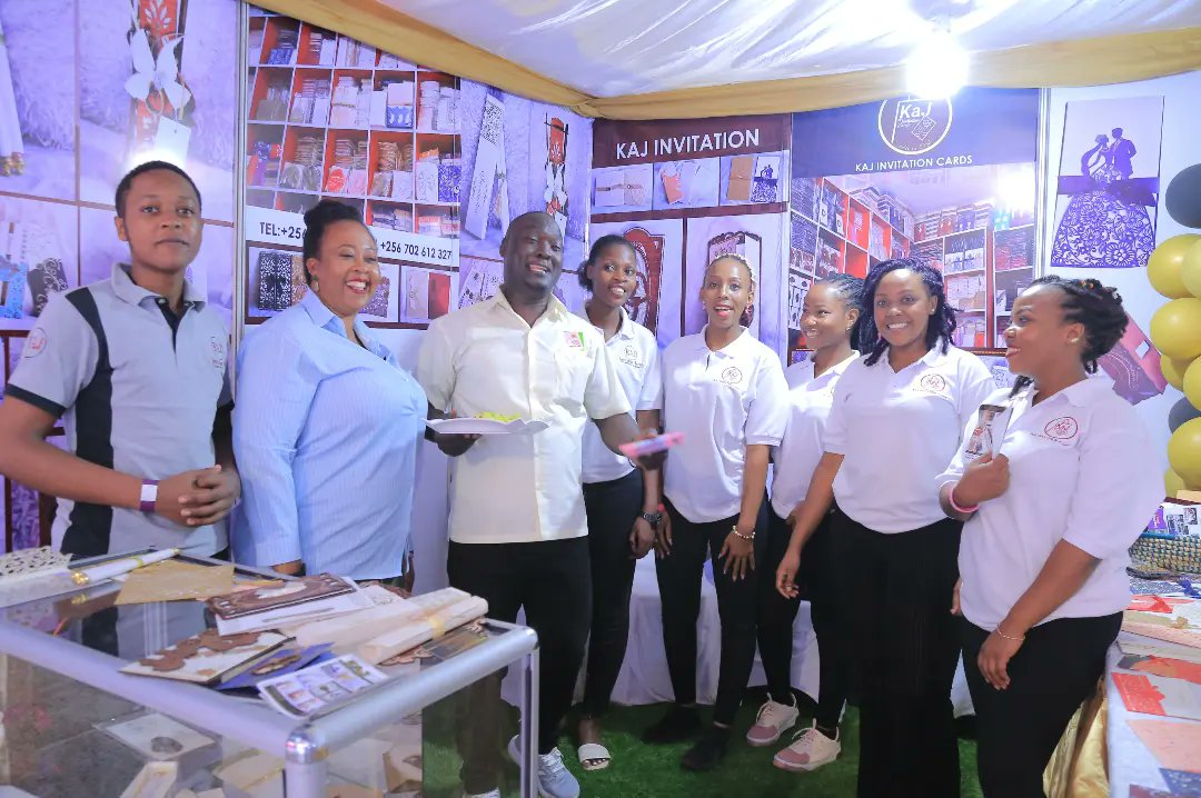 cakestudio_ug's tweet photo. #CakeTastingSession πππ
#KaJInvitation was our immediate neighbor on the right in the #BrideAndGroomExpo . So they definitely had to feel how it tasted. They had to be served by tye CEO himself. They deal in invitation cards and they were brilliant ladies . πͺπͺπͺ https://t.co/U8sHMzRBRS