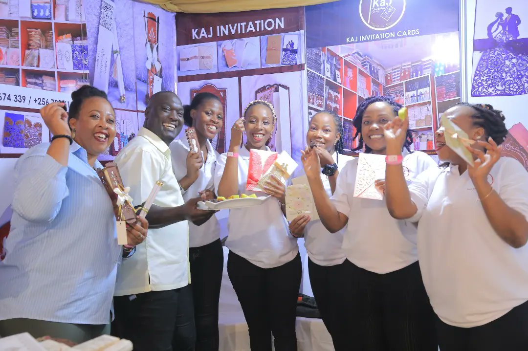 cakestudio_ug's tweet photo. #CakeTastingSession πππ
#KaJInvitation was our immediate neighbor on the right in the #BrideAndGroomExpo . So they definitely had to feel how it tasted. They had to be served by tye CEO himself. They deal in invitation cards and they were brilliant ladies . πͺπͺπͺ https://t.co/U8sHMzRBRS