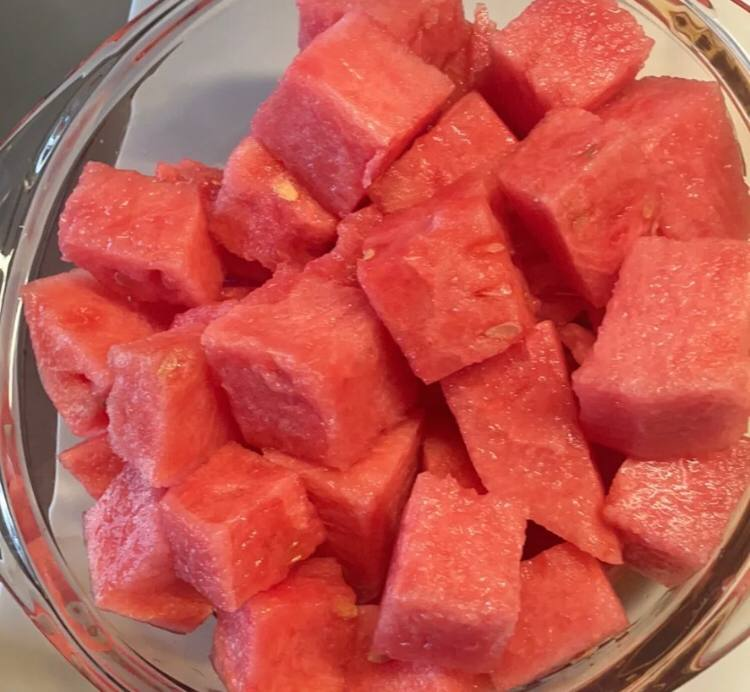 暑い夏はスイカをたくさん食べて暑さをしのいでくださいね😊