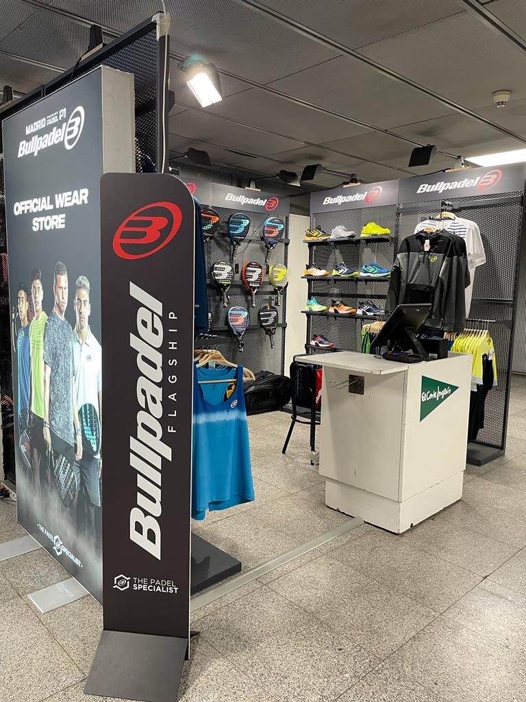 bullpadelsport's tweet photo. 👋¡Día de 1⃣6⃣avos del #MadridPremierPadel!

📺Directo: https://t.co/XtVHXflnLo

📍PISTA CENTRAL
🎾Paquito + Di Nenno O.J.4º

📍PISTA 2
🎾Javi Leal O.J.5º

📍PISTA 3
🎾Chingotto + Tello O.J.2º
🎾Álex Arroyo O.J.4º
🎾Francisco Gil O.J.5º

🧐¡Os esperamos a todos en nuestro stand! https://t.co/GSJUuG42Ow