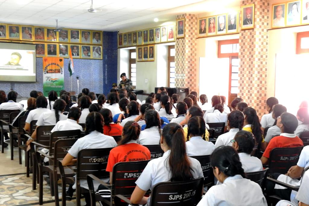 SWComd_IA's tweet photo. โญ๏ธA NATION'S BIGGEST POWER โก๏ธIS ITS #youth โญ๏ธ
#SaptaShaktiCommand #STUDENTSOUTREACH ๐ค
#AzadiKaAmritMahotsav
Inspiring talk on Nation Building by Officer of #RanbankuraDiv to 200students of #ShriJainPublicSchool #Bikaner to spread awareness on #JoinIndianArmy
#Chetakcorps
@adgpi https://t.co/9i6JsihJsu