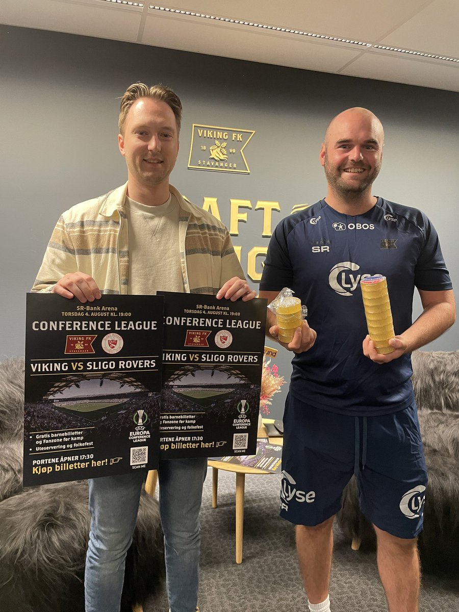 Folket forlangte plakater. 
Vi gir folket plakater, eksklusive plakater🤩 

@WernerEngHansen først ute for å fargelegge byen. Teip levert av kit man <a href="/RefvikStian/">Stian Refvik</a> . 

Kaffen er klar, kommer du ?
