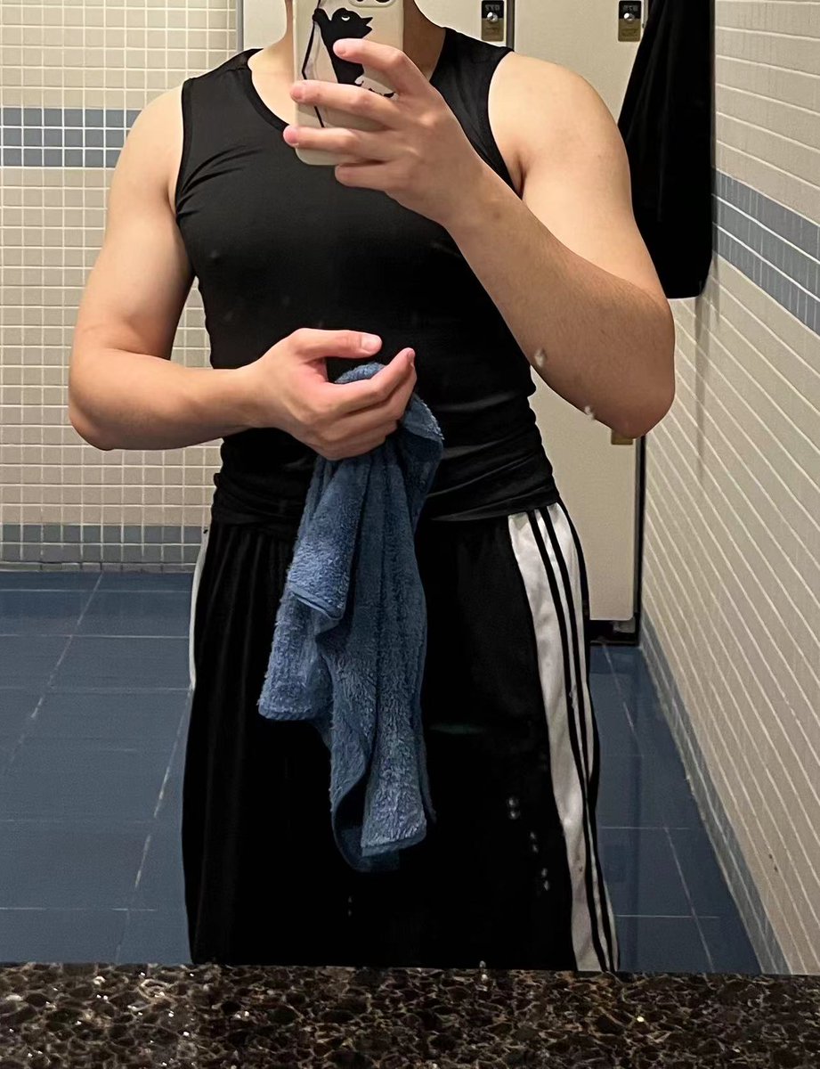 rubberdogH's tweet photo. 以后尽量努力营业 但由于健身可能也会比较少  尽量做到身材跟营业一起上来 https://t.co/lR1BAVxZ9F