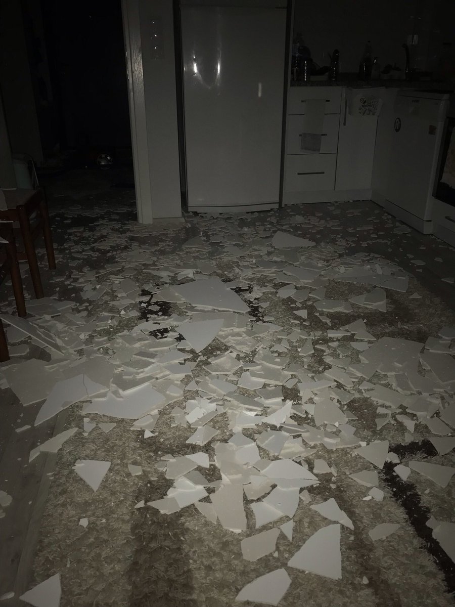 sene olmuş 2022 yemek yaparken tavan düşüyor ?? yeni bina??? kasap mı yapmıştı??????