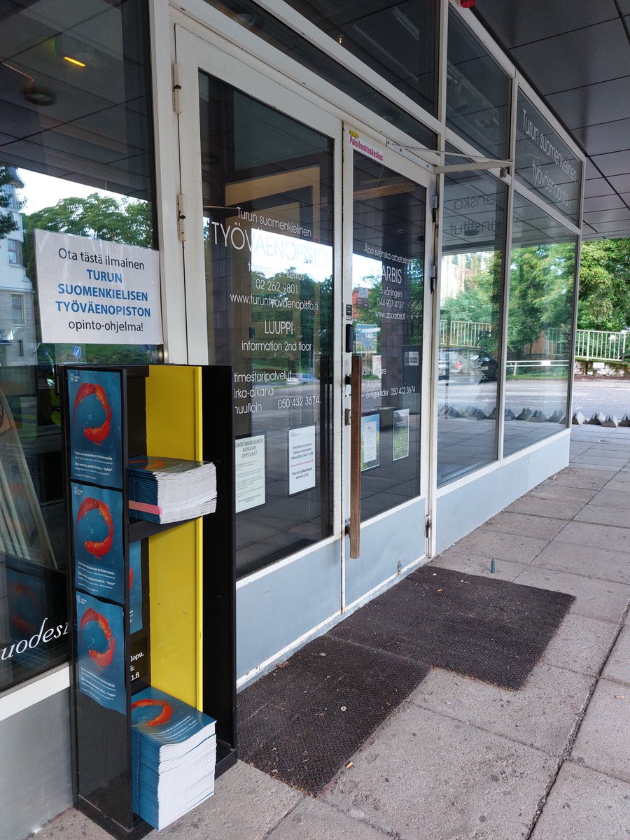 TurunTyovis's tweet photo. Opinto-ohjelma-painatteen voi noutaa Kaskenkatu 5:n opistotalon ulko-ovien vierestä tai vaikkapa Turun kaupunginkirjastosta. Ks. muut jakelupaikat: https://t.co/sPo6TfkmwT #Turku #turuntyovaenopisto #kurssit #harrastukset https://t.co/qxKyHoBrVl
