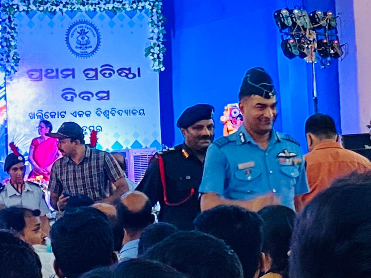 2BnOdisha's tweet photo. Gp Cdr Berhampur Gp and CO 2 Odisha Bn and cdts of 2(O) Bn NCC and 1 Naval Unit NCC participated in the 1st Foundation Day Celebration of Khallikote University at Berhampur. Gp Cdr presented a souvenir on behalf of the NCC  to the VC ,Prof PK Mohanty.
#kalinga_sagar
#konarkkids https://t.co/USiAUiLwsr