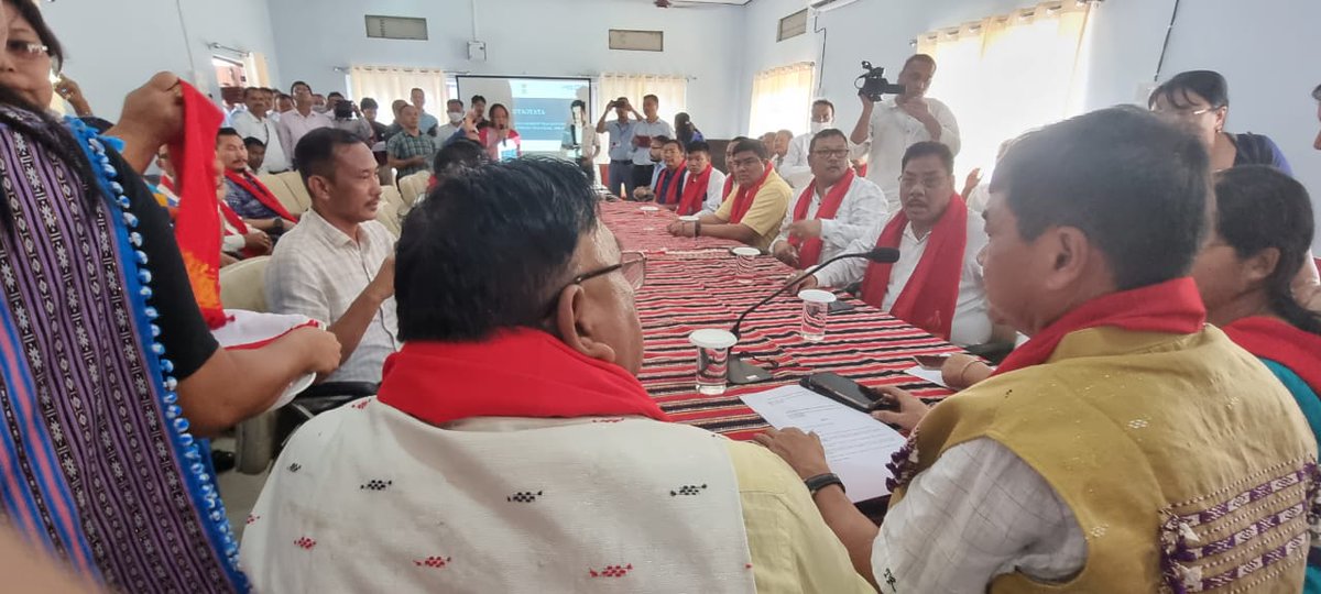 JogenMohanAssam's tweet photo. Glad to inaugurate #PensionSewaKendra in 
karbi anglong district in presence of Hon'ble CEM, KAAC, Dr. Tuliram Ronghang and my colleague Smt. Nandita Garlosa.
The initiative will surely help the pensioners of the State. @himantabiswa
@TuliramRonghang
@GorlosaNandita https://t.co/Z7VdtxRfh3