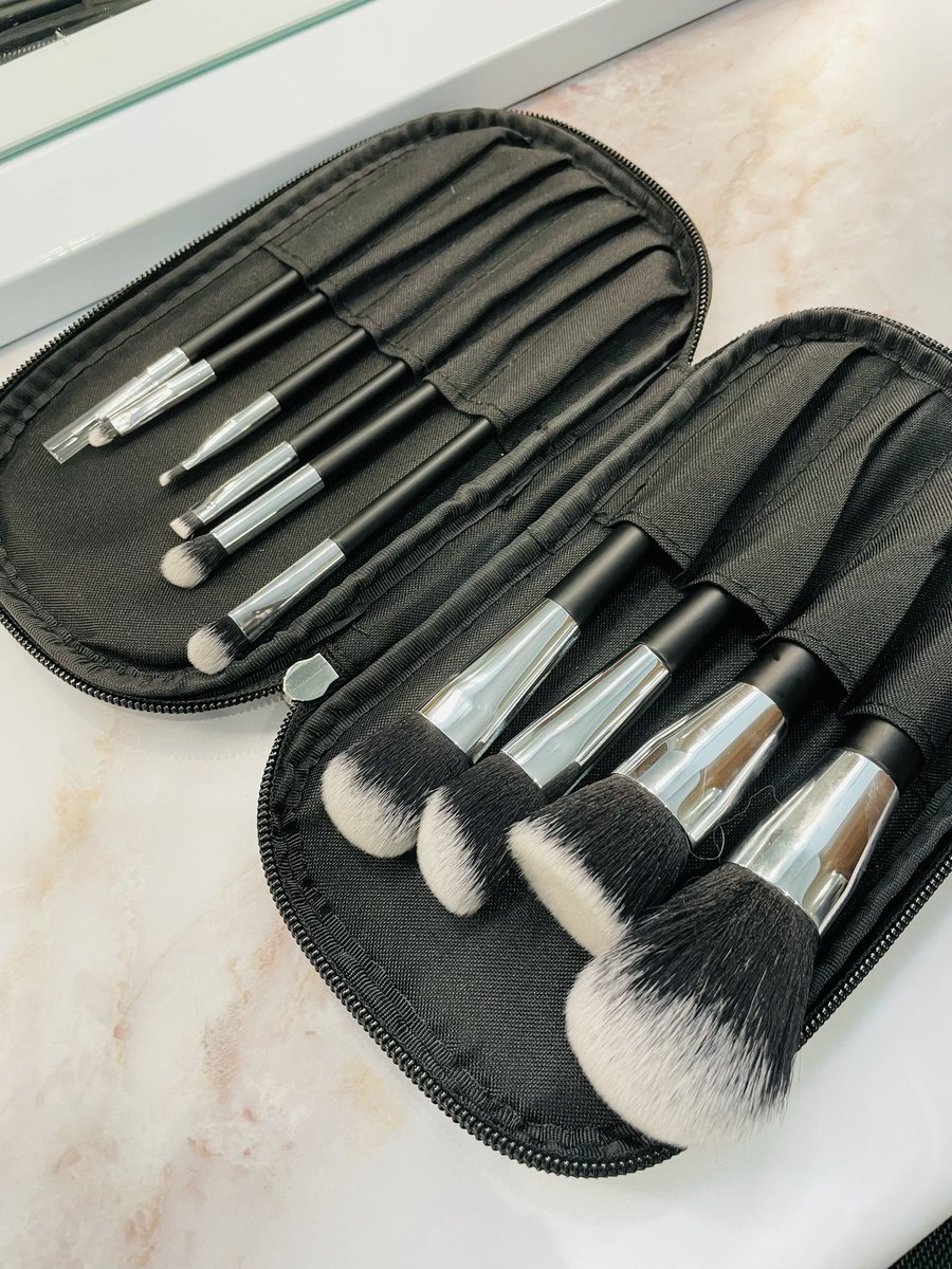 mi921_cosme's tweet photo. ブラシ調達✨
アンシブラシを買おうと思って探してたんだけど
10本でケース付き2235円はお安い✨と思ってこちらをポチっ
しかも1本1本個装してあって
ブラシもふわふわしててお肌にも優しそうでした🤭
使うの楽しみ😊
#DUcare https://t.co/U1WsV26y3M