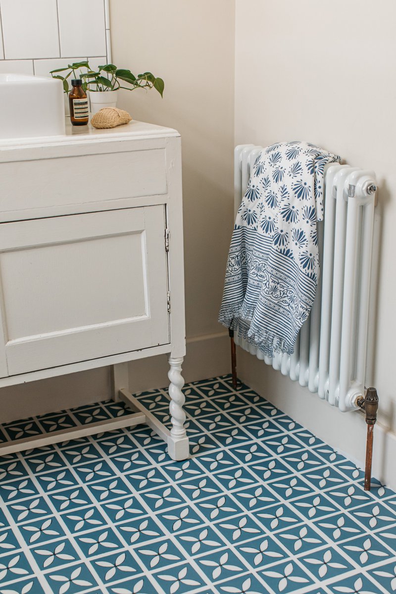Our lattice collection adds a touch of delicacy to your space; hand-painted and inspired by petals of scattered flowers and nature🌸
Cornflower Blue looks super stylish in this bathroom; shop free samples here: harveymaria.com/flooring/cornf…