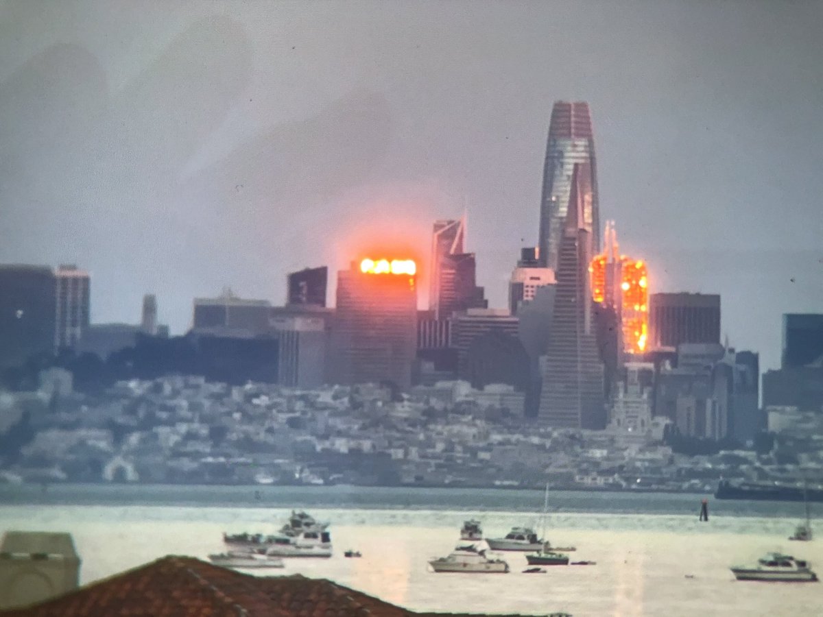 Spectacular sunset ⁦<a href="/salesforce/">Salesforce</a>⁩ ⁦<a href="/SalesforceTower/">Salesforce Tower</a>⁩ #df22