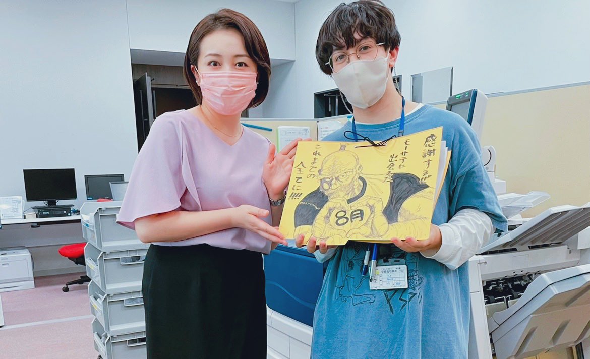 yuuka_aiuchi's tweet photo. もうすぐ大学を卒業し就職する、モーサテアルバイトのサイモン君（ハリー・ポッター似）こちらの絵をささっと描いてくれました😊上手！皆さんはどんなキャラクターか、分かりますか？

今日も全速力で速報ニュース原稿を届けてくれました🙇‍♀️
こちらこそ、これまでの全てに、感謝です🥲✨

#モーサテ https://t.co/zLeVSRLkQ8