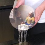 「日清焼そばU.F.O.」クセの強いパッケージ登場!湯を切る女…？!